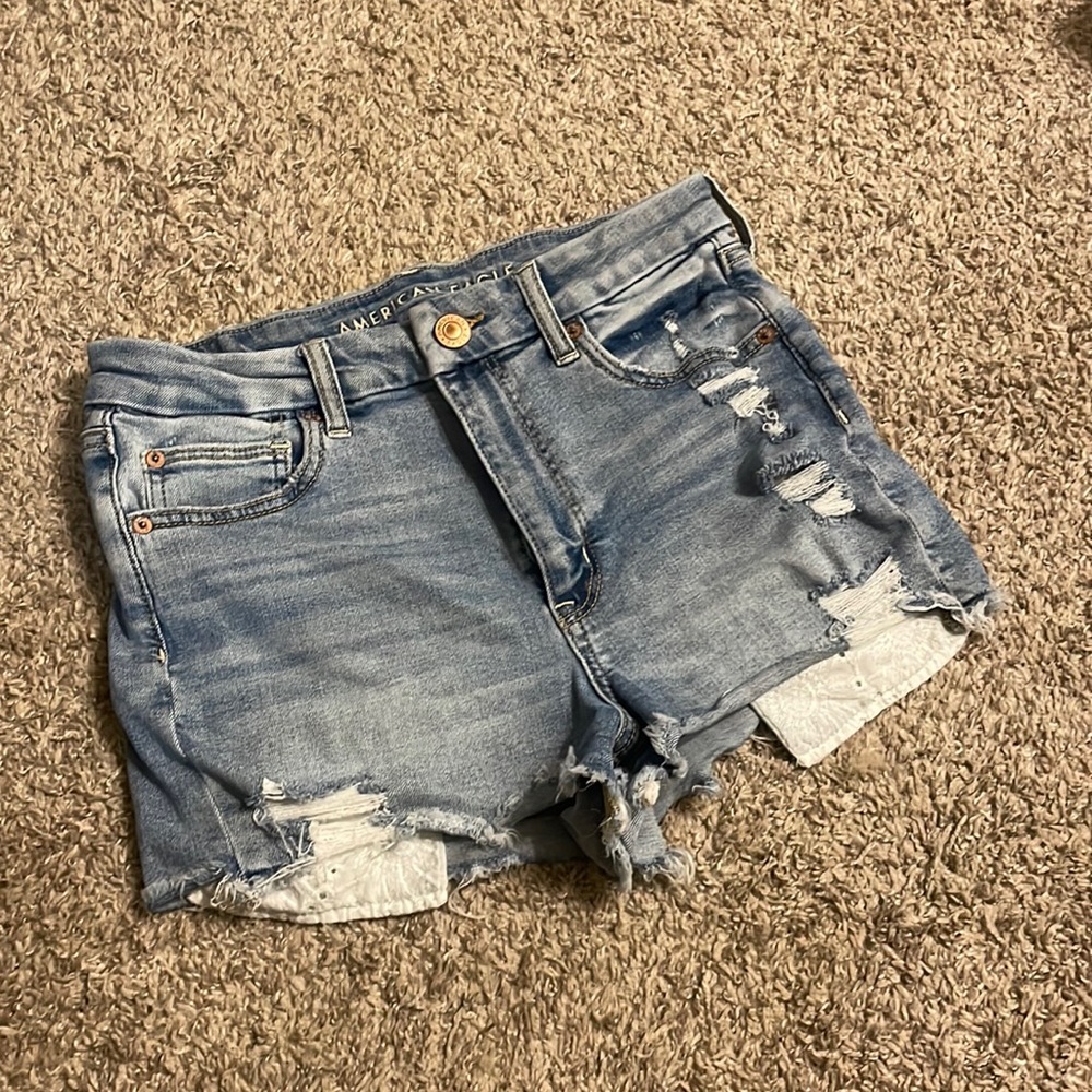 American Eagle Curvy Hi-Rise shortie, size 6, with embroidered pockets